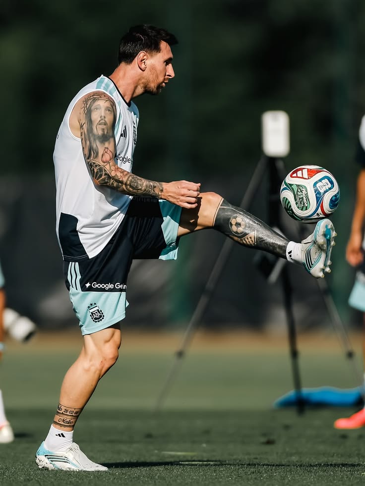 Loạt h&igrave;nh xăm của Messi: Mỗi n&eacute;t mực mỗi chương cuộc đời, một l&aacute; b&agrave;i may mắn yểm tr&ecirc;n ống đồng- Ảnh 13.