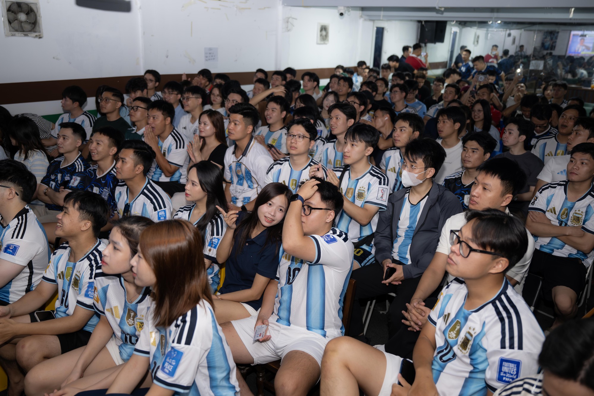 Fan tiếc nuối khi Argentina để Thụy Sĩ gỡ h&ograve;a, trận tứ kết trở lại thế c&acirc;n bằng - Ảnh 1.