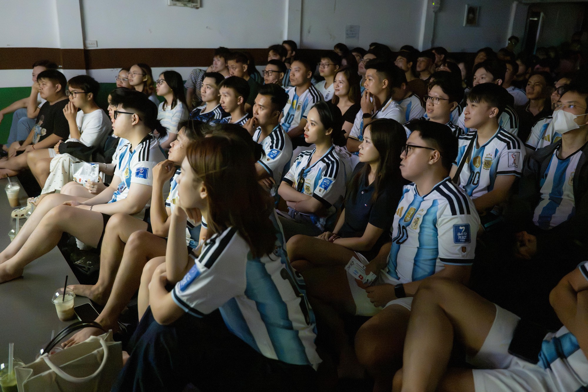 Fan tiếc nuối khi Argentina để Thụy Sĩ gỡ h&ograve;a, trận tứ kết trở lại thế c&acirc;n bằng - Ảnh 4.