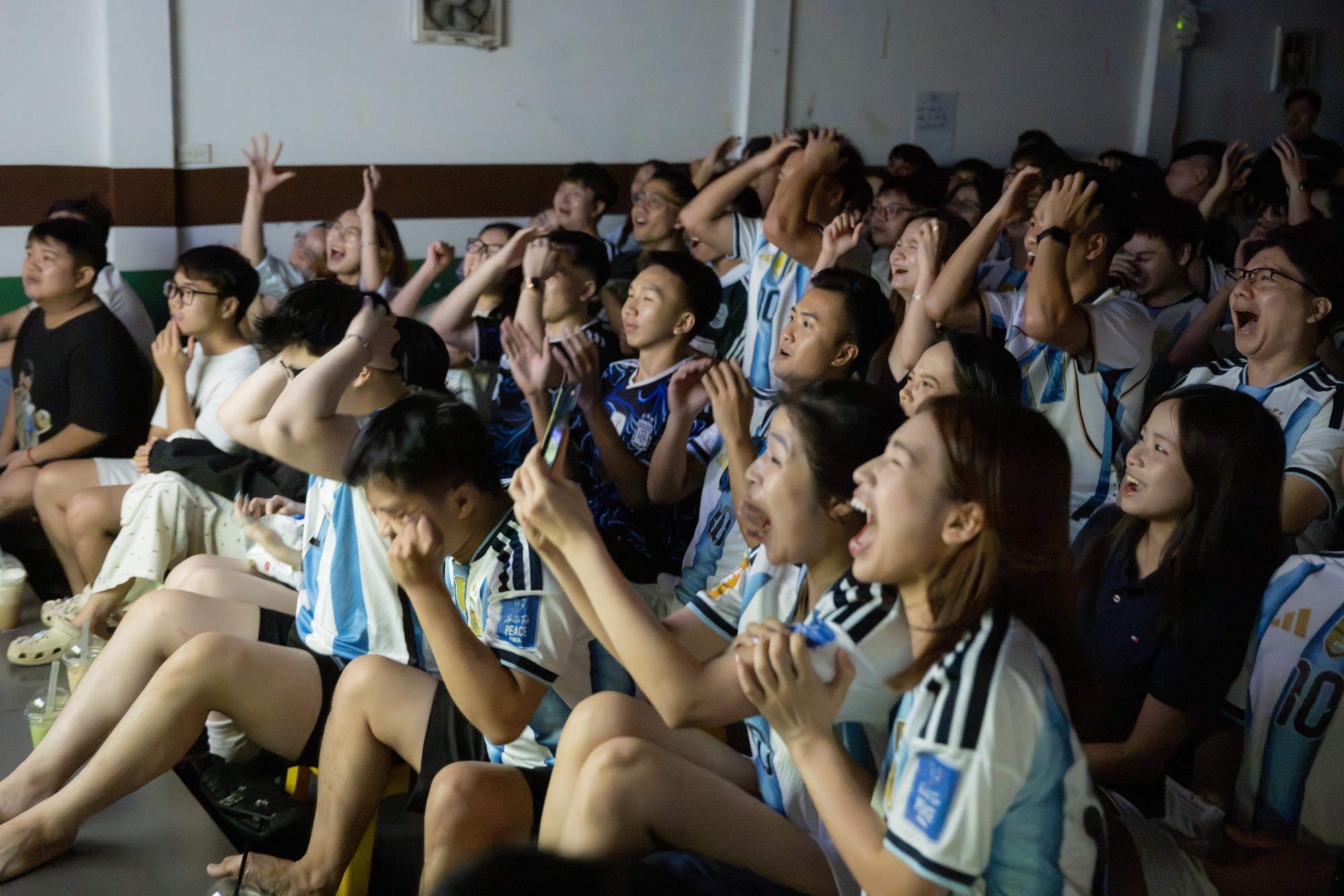 Fan tiếc nuối khi Argentina để Thụy Sĩ gỡ h&ograve;a, trận tứ kết trở lại thế c&acirc;n bằng - Ảnh 17.