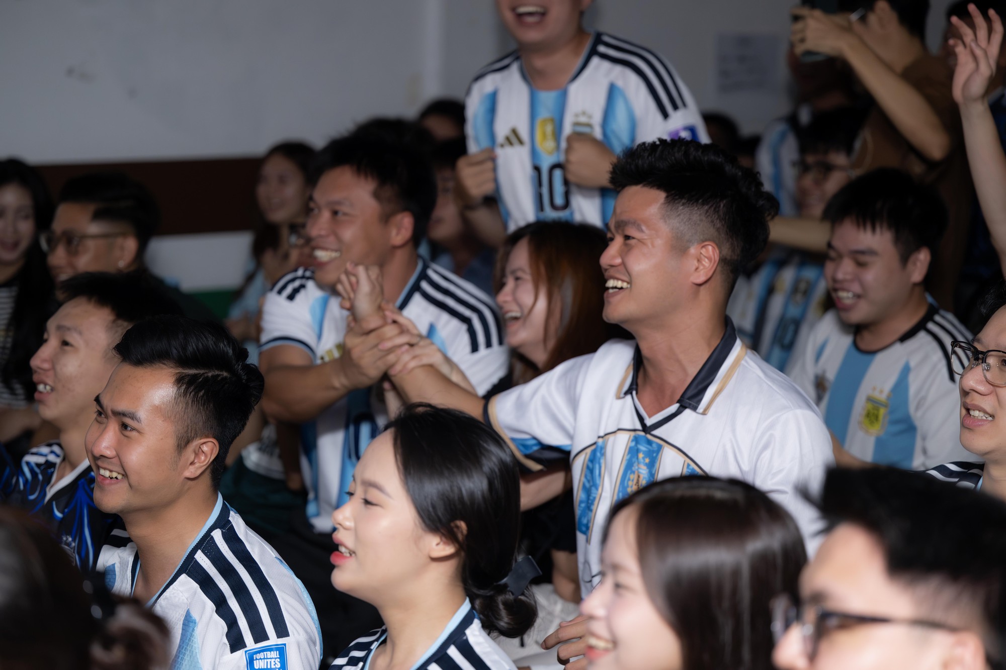 Fan tiếc nuối khi Argentina để Thụy Sĩ gỡ h&ograve;a, trận tứ kết trở lại thế c&acirc;n bằng - Ảnh 20.