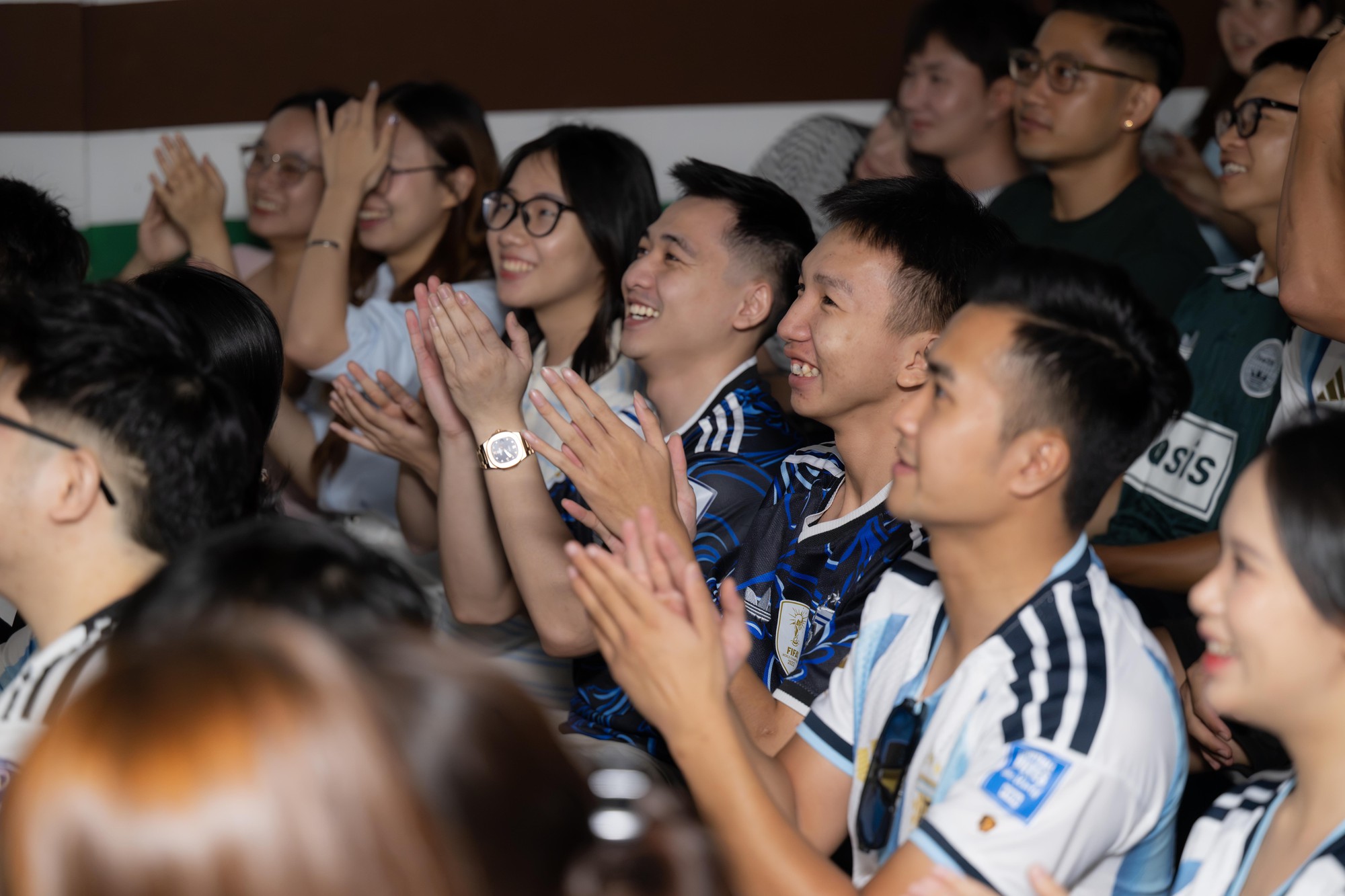 Hàng trăm fan Argentina phủ kín quán cà phê Hà Nội và TP.HCM, vỡ òa khi Messi góp công vào bàn mở tỷ số - Ảnh 8.