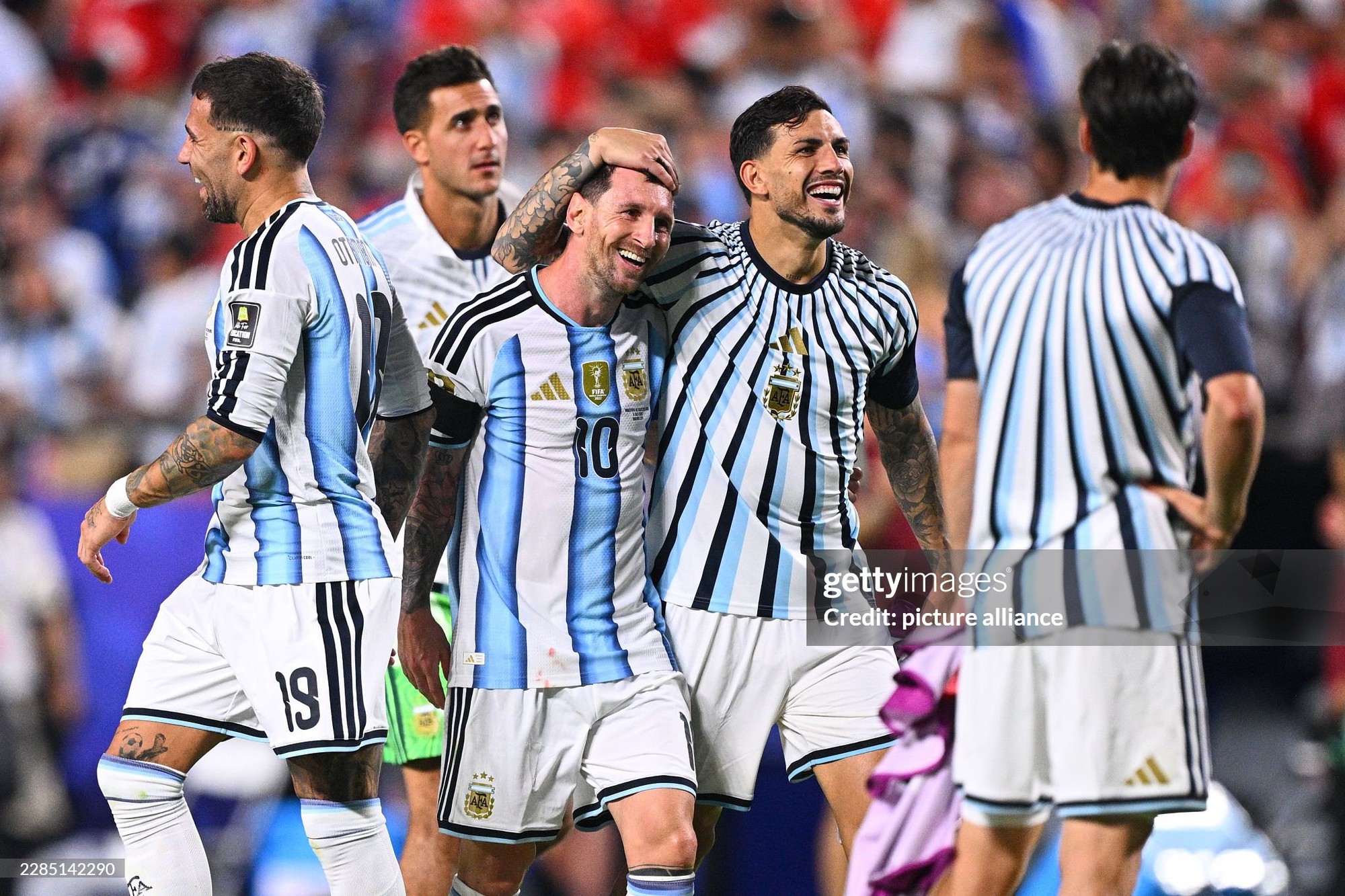 L&yacute; do Messi v&agrave; ĐT Argentina đeo băng tang trong trận thắng 3-1 Thuỵ Sĩ - Ảnh 2.