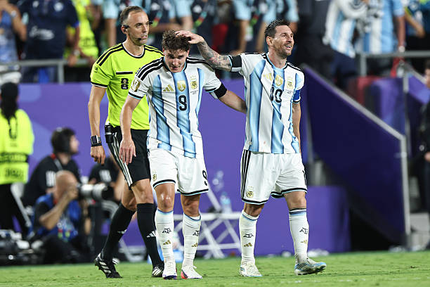 Julian Alvarez: "Ch&uacute;ng t&ocirc;i sẵn s&agrave;ng l&agrave;m mọi thứ để Messi v&ocirc; địch World Cup lần nữa"- Ảnh 1.
