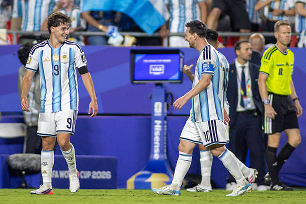 Julian Alvarez: "Ch&uacute;ng t&ocirc;i sẵn s&agrave;ng l&agrave;m mọi thứ để Messi v&ocirc; địch World Cup lần nữa"- Ảnh 2.
