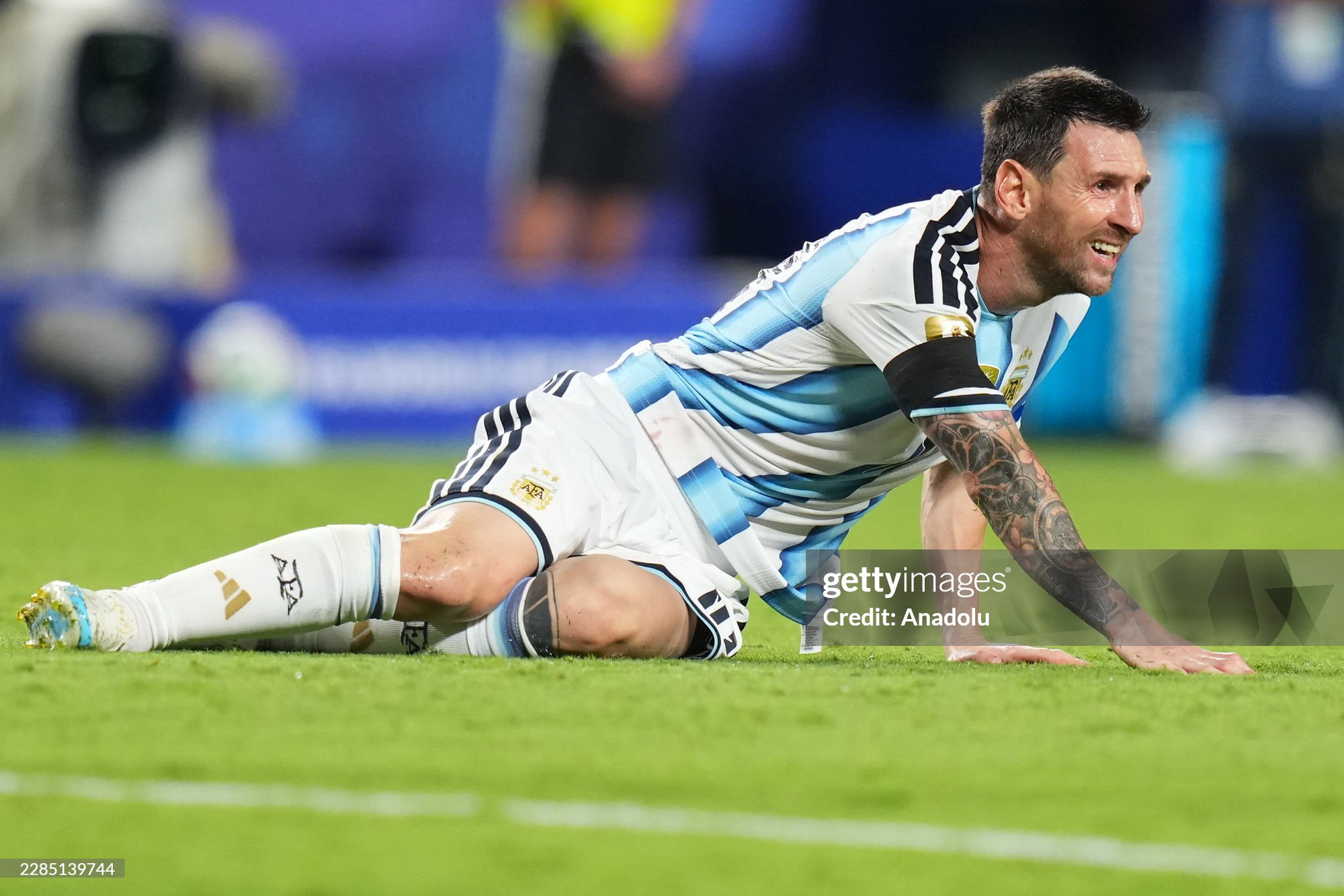 L&yacute; do Messi v&agrave; ĐT Argentina đeo băng tang trong trận thắng 3-1 Thuỵ Sĩ - Ảnh 3.