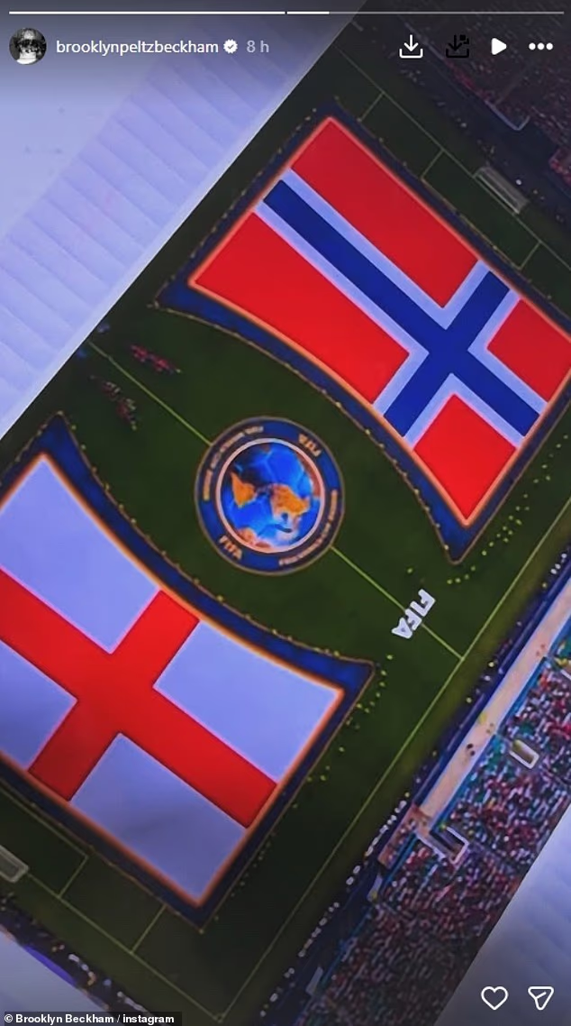 Cả gia đ&igrave;nh Beckham qu&acirc;y quần gắn kết tr&ecirc;n kh&aacute;n đ&agrave;i World Cup, cậu cả nổi loạn Brooklyn chỉ c&oacute; thể theo d&otilde;i online- Ảnh 2.