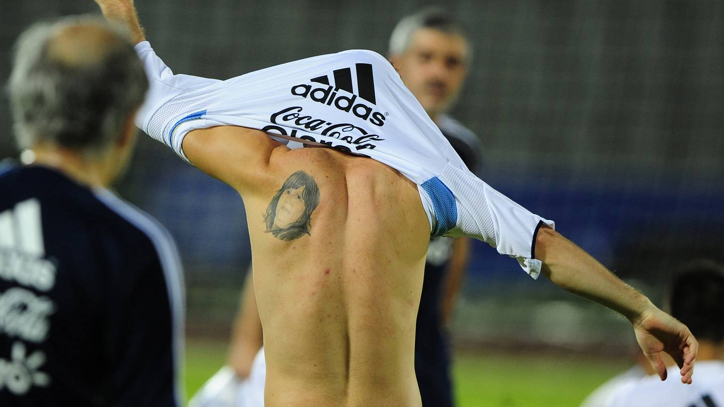 Loạt h&igrave;nh xăm của Messi: Mỗi n&eacute;t mực mỗi chương cuộc đời, một l&aacute; b&agrave;i may mắn yểm tr&ecirc;n ống đồng- Ảnh 2.
