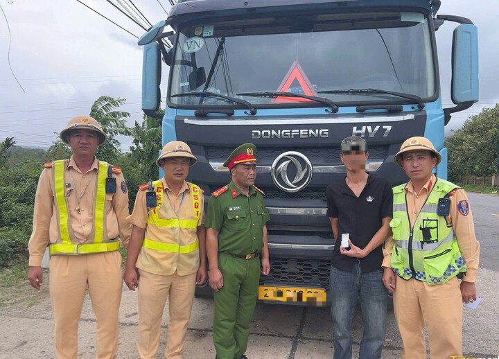 Ph&aacute;t hiện t&agrave;i xế dương t&iacute;nh, t&agrave;ng trữ 412 vi&ecirc;n nghi ma t&uacute;y tr&ecirc;n &ocirc; t&ocirc; đầu k&eacute;o- Ảnh 1.