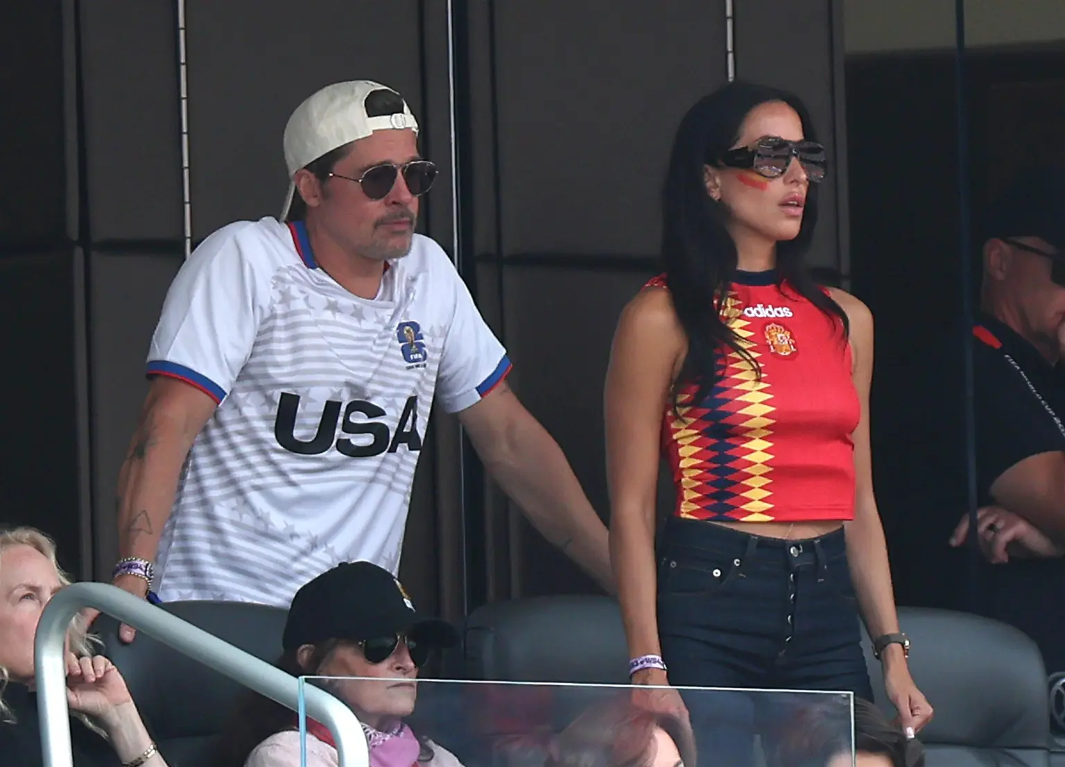Mặc trận đấu World Cup căng thẳng, Brad Pitt v&agrave; bạn g&aacute;i k&eacute;m 29 tuổi tr&ecirc;n kh&aacute;n đ&agrave;i c&ograve;n "n&oacute;ng" hơn- Ảnh 5.