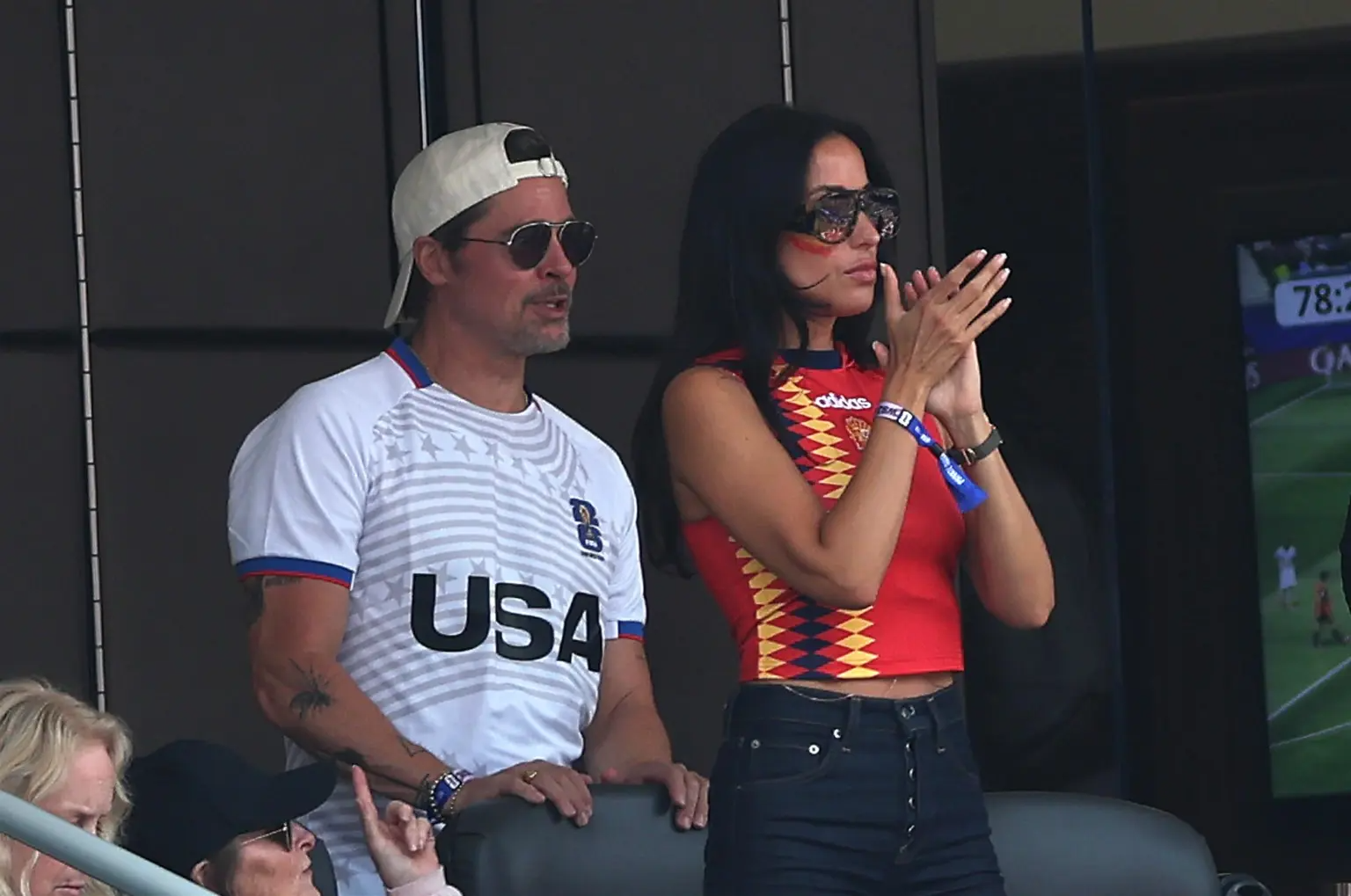 Mặc trận đấu World Cup căng thẳng, Brad Pitt v&agrave; bạn g&aacute;i k&eacute;m 29 tuổi tr&ecirc;n kh&aacute;n đ&agrave;i c&ograve;n "n&oacute;ng" hơn- Ảnh 4.