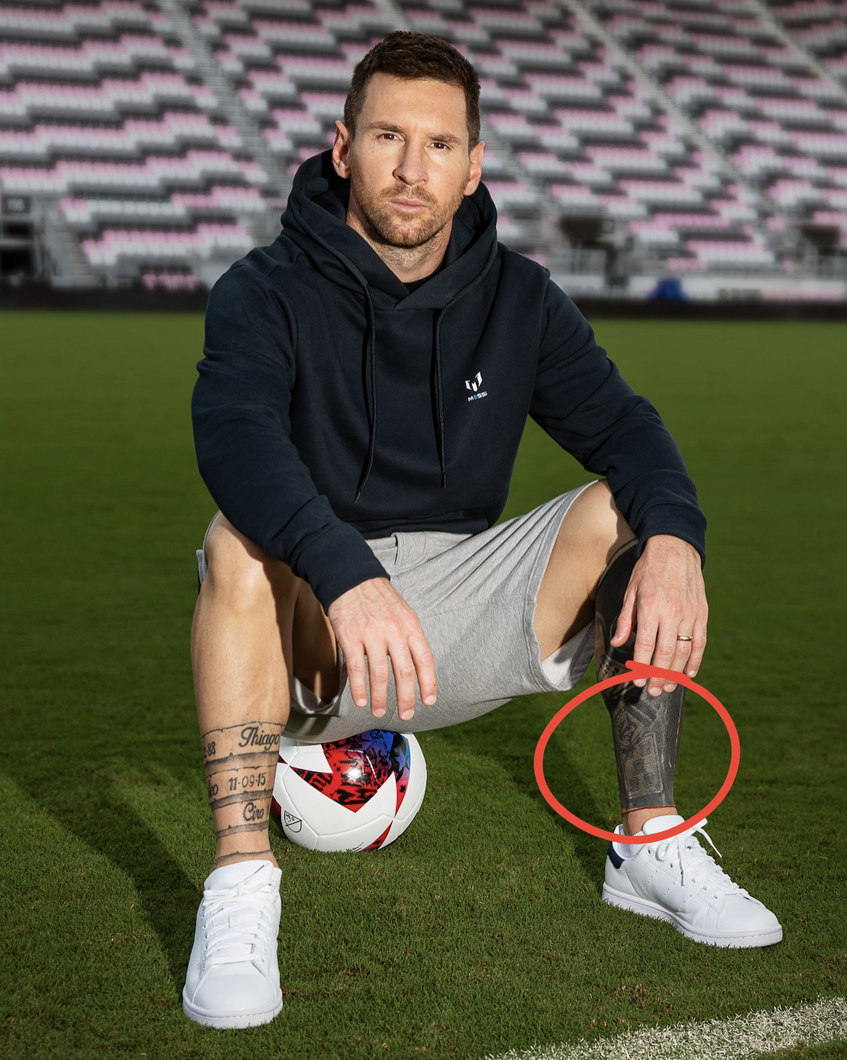 Loạt h&igrave;nh xăm của Messi: Mỗi n&eacute;t mực mỗi chương cuộc đời, một l&aacute; b&agrave;i may mắn yểm tr&ecirc;n ống đồng- Ảnh 11.