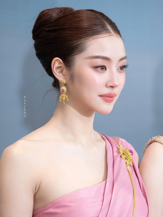 Tiểu thư Th&aacute;i Lan mang vẻ đẹp "băng thanh ngọc khiết", đi sự kiện sang hết phần thi&ecirc;n hạ- Ảnh 5.