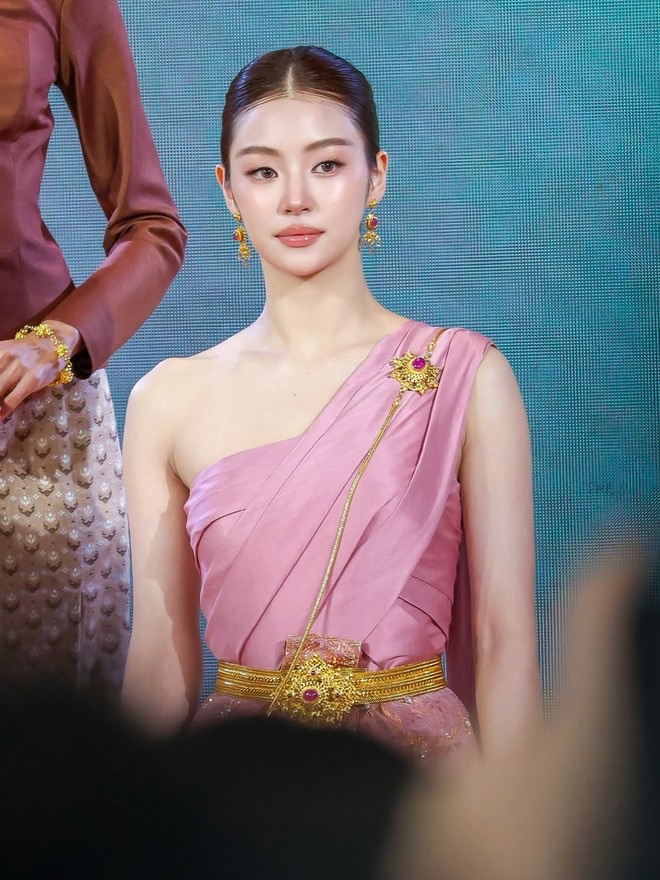 Tiểu thư Th&aacute;i Lan mang vẻ đẹp "băng thanh ngọc khiết", đi sự kiện sang hết phần thi&ecirc;n hạ- Ảnh 7.