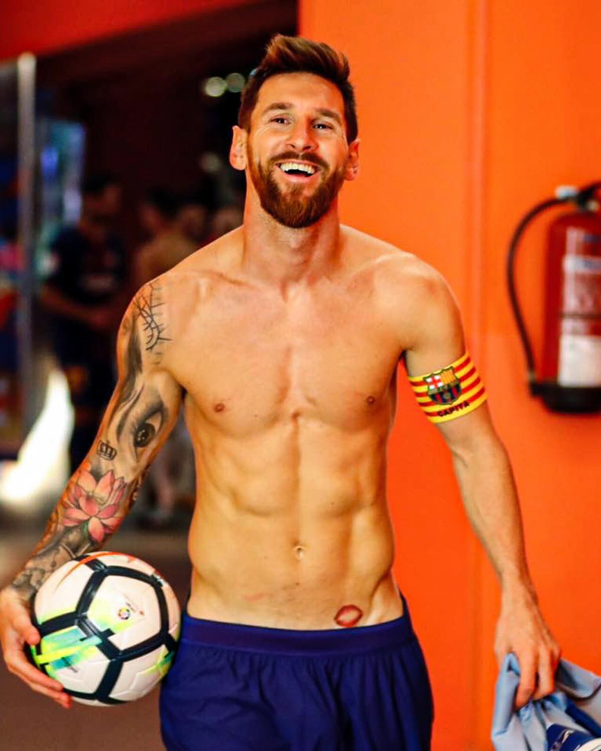 Loạt h&igrave;nh xăm của Messi: Mỗi n&eacute;t mực mỗi chương cuộc đời, một l&aacute; b&agrave;i may mắn yểm tr&ecirc;n ống đồng- Ảnh 4.