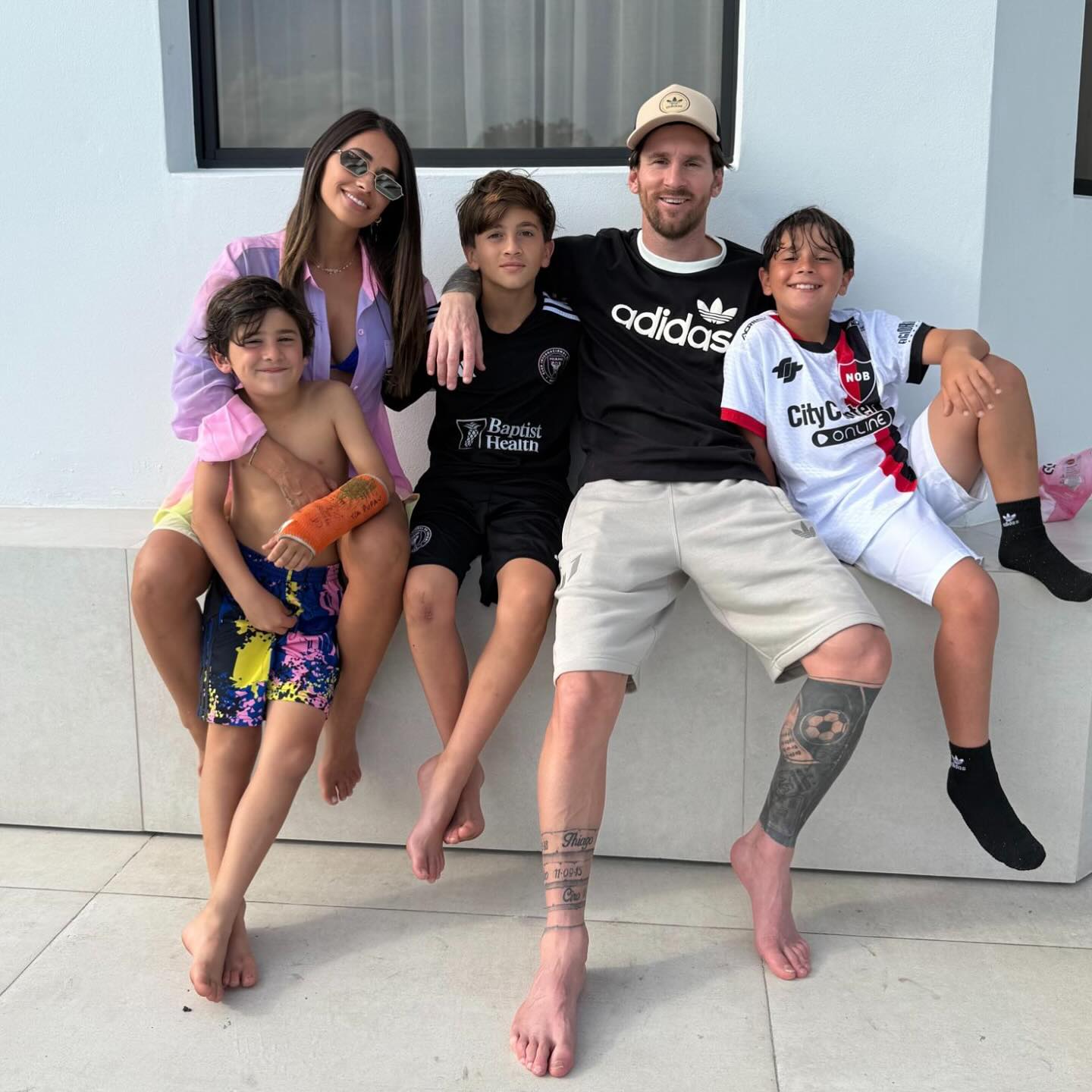 Loạt h&igrave;nh xăm của Messi: Mỗi n&eacute;t mực mỗi chương cuộc đời, một l&aacute; b&agrave;i may mắn yểm tr&ecirc;n ống đồng- Ảnh 10.