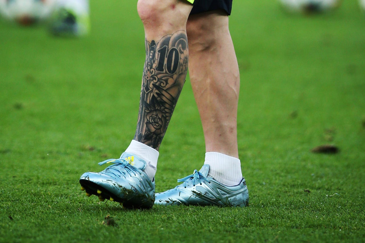 Loạt h&igrave;nh xăm của Messi: Mỗi n&eacute;t mực mỗi chương cuộc đời, một l&aacute; b&agrave;i may mắn yểm tr&ecirc;n ống đồng- Ảnh 9.