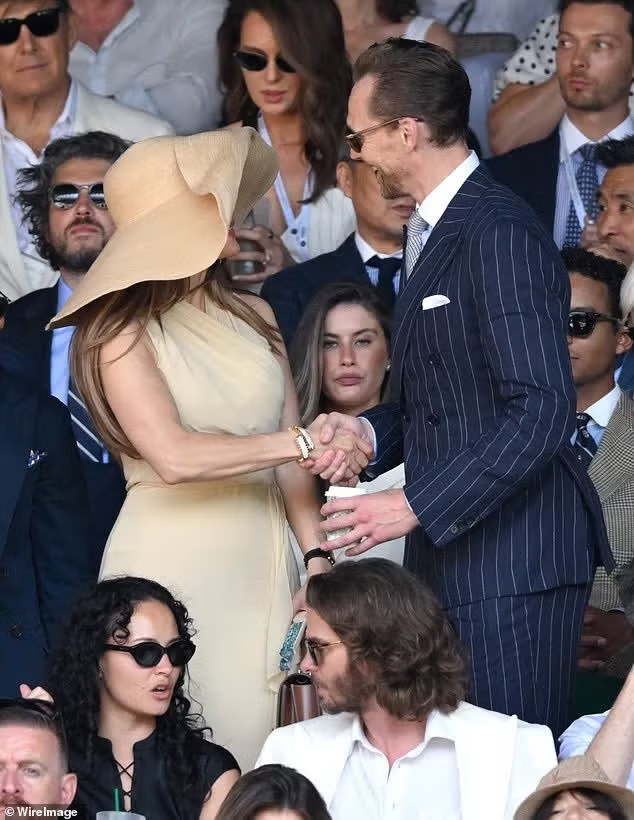 Lóa mắt dàn sao tề tựu trên khán đài Wimbledon: "Thiên nga Úc" rạng rỡ bên bà trùm thời trang, Tom Hiddleston - Liam Hemsworth bảnh hết chỗ chê- Ảnh 2.