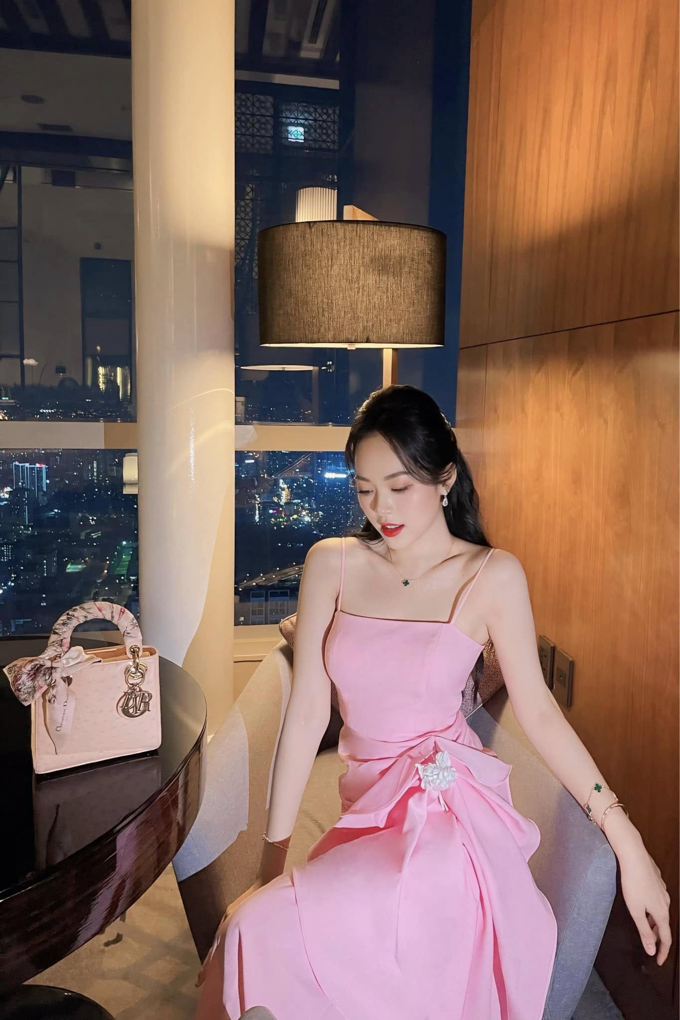 Showbiz Việt c&oacute; &Aacute; hậu xinh đẹp, học vấn khủng "mất t&iacute;ch" suốt 1 năm m&agrave; chẳng ai nhận ra! - Ảnh 5.