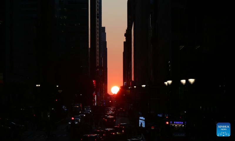 Đẹp nao l&ograve;ng: Hiện tượng ho&agrave;ng h&ocirc;n cực hiếm xuất hiện ở New York, người d&acirc;n chen ch&acirc;n để &ldquo;h&aacute;i một mẩu mặt trời&rdquo; về nh&agrave; - Ảnh 2.