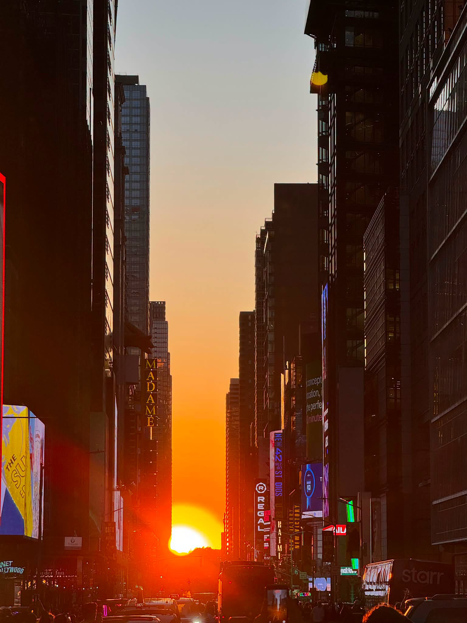 Đẹp nao l&ograve;ng: Hiện tượng ho&agrave;ng h&ocirc;n cực hiếm xuất hiện ở New York, người d&acirc;n chen ch&acirc;n để &ldquo;h&aacute;i một mẩu mặt trời&rdquo; về nh&agrave; - Ảnh 9.