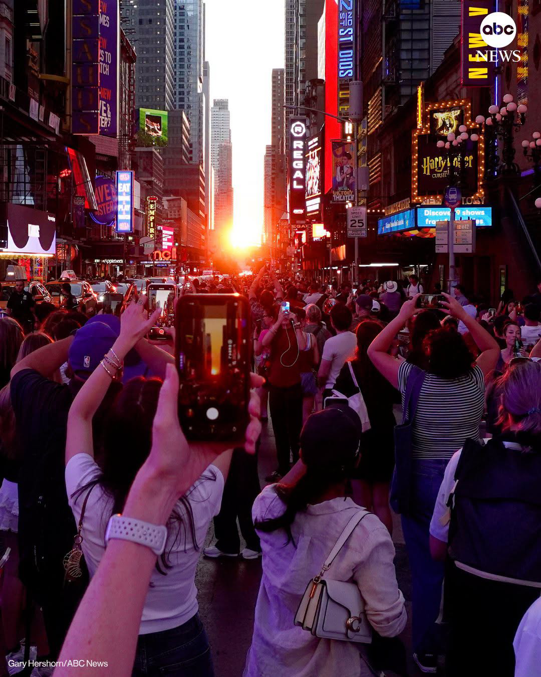 Đẹp nao l&ograve;ng: Hiện tượng ho&agrave;ng h&ocirc;n cực hiếm xuất hiện ở New York, người d&acirc;n chen ch&acirc;n để &ldquo;h&aacute;i một mẩu mặt trời&rdquo; về nh&agrave; - Ảnh 4.