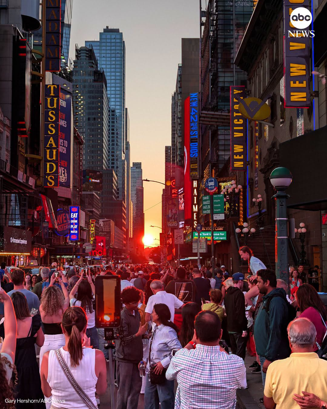 Đẹp nao l&ograve;ng: Hiện tượng ho&agrave;ng h&ocirc;n cực hiếm xuất hiện ở New York, người d&acirc;n chen ch&acirc;n để &ldquo;h&aacute;i một mẩu mặt trời&rdquo; về nh&agrave; - Ảnh 5.