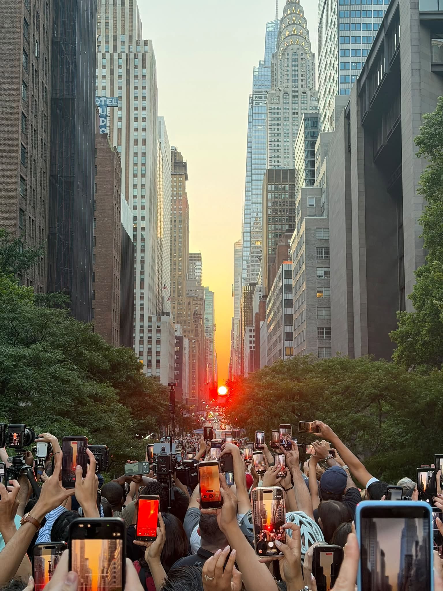 Đẹp nao l&ograve;ng: Hiện tượng ho&agrave;ng h&ocirc;n cực hiếm xuất hiện ở New York, người d&acirc;n chen ch&acirc;n để &ldquo;h&aacute;i một mẩu mặt trời&rdquo; về nh&agrave; - Ảnh 10.