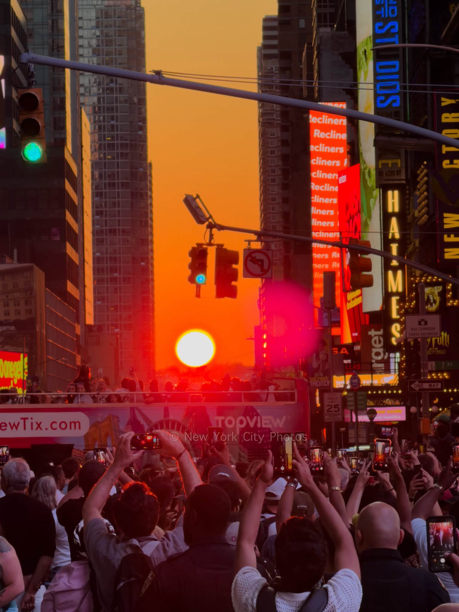 Đẹp nao l&ograve;ng: Hiện tượng ho&agrave;ng h&ocirc;n cực hiếm xuất hiện ở New York, người d&acirc;n chen ch&acirc;n để &ldquo;h&aacute;i một mẩu mặt trời&rdquo; về nh&agrave; - Ảnh 7.