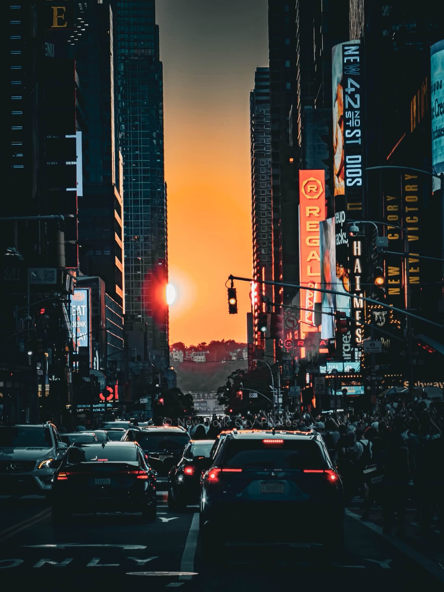 Đẹp nao l&ograve;ng: Hiện tượng ho&agrave;ng h&ocirc;n cực hiếm xuất hiện ở New York, người d&acirc;n chen ch&acirc;n để &ldquo;h&aacute;i một mẩu mặt trời&rdquo; về nh&agrave; - Ảnh 8.