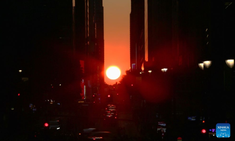 Đẹp nao l&ograve;ng: Hiện tượng ho&agrave;ng h&ocirc;n cực hiếm xuất hiện ở New York, người d&acirc;n chen ch&acirc;n để &ldquo;h&aacute;i một mẩu mặt trời&rdquo; về nh&agrave; - Ảnh 1.