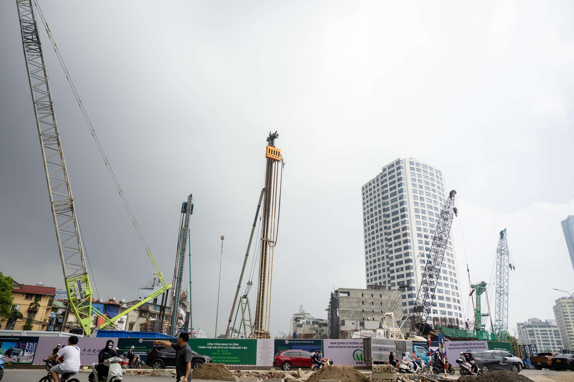 Cận cảnh c&ocirc;ng trường V&agrave;nh đai 1 đoạn Ho&agrave;ng Cầu - Voi Phục trong giai đoạn nước r&uacute;t, mục ti&ecirc;u th&ocirc;ng xe trước dịp 2/9- Ảnh 1.