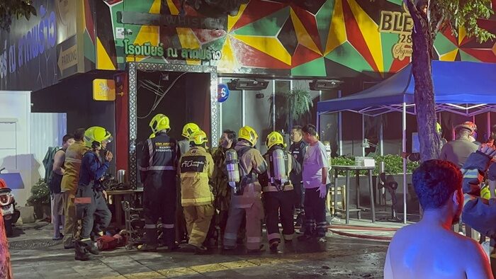 Hiện trường kinh ho&agrave;ng vụ ch&aacute;y qu&aacute;n bar khiến &iacute;t nhất 27 người thiệt mạng ở Bangkok, rất nhiều thi thể được ph&aacute;t hiện trong nh&agrave; vệ sinh- Ảnh 2.