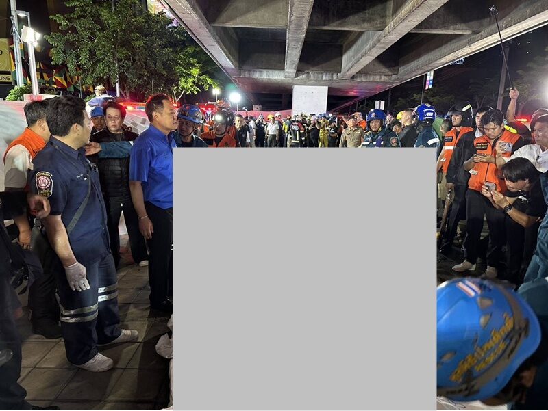 Hiện trường kinh ho&agrave;ng vụ ch&aacute;y qu&aacute;n bar khiến &iacute;t nhất 27 người thiệt mạng ở Bangkok, rất nhiều thi thể được ph&aacute;t hiện trong nh&agrave; vệ sinh- Ảnh 6.