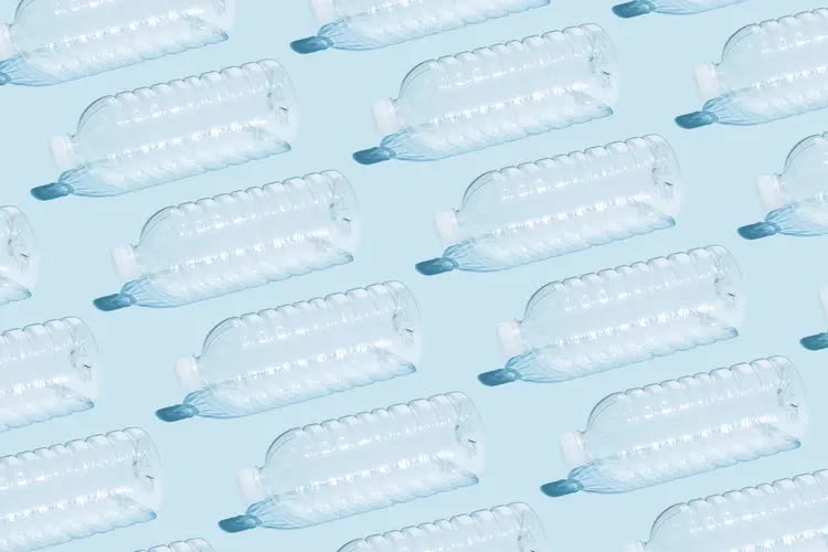 Lời khuy&ecirc;n cho bất kỳ ai uống nước đ&oacute;ng chai ng&agrave;y h&egrave; - Ảnh 1.