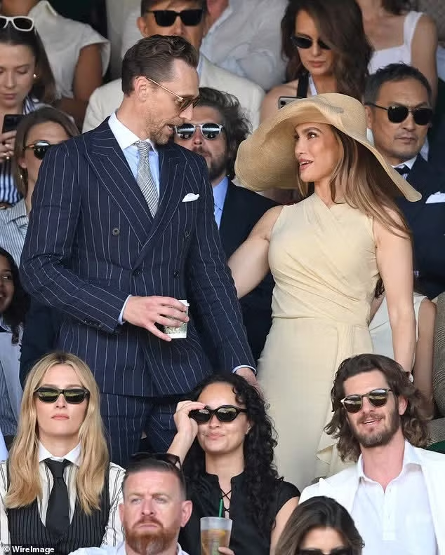 Lóa mắt dàn sao tề tựu trên khán đài Wimbledon: "Thiên nga Úc" rạng rỡ bên bà trùm thời trang, Tom Hiddleston - Liam Hemsworth bảnh hết chỗ chê- Ảnh 3.