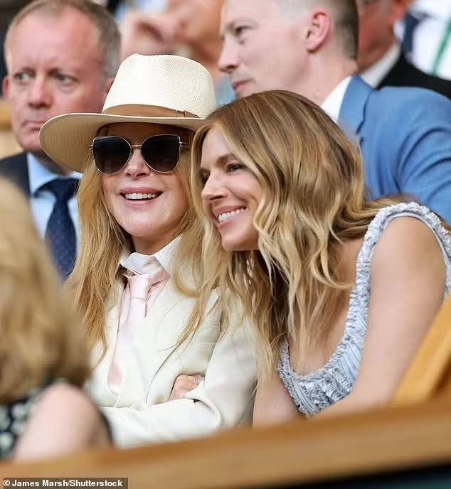 Lóa mắt dàn sao tề tựu trên khán đài Wimbledon: "Thiên nga Úc" rạng rỡ bên bà trùm thời trang, Tom Hiddleston - Liam Hemsworth bảnh hết chỗ chê- Ảnh 9.