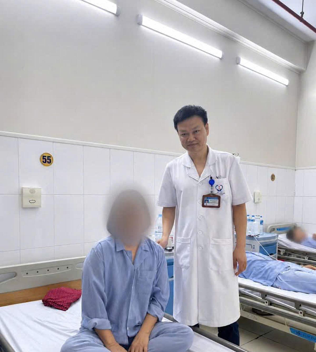 Người phụ nữ 39 tuổi đau bụng dữ dội, b&aacute;c sĩ gắp ra thứ "đ&aacute;ng sợ" trong ổ bụng - Ảnh 1.