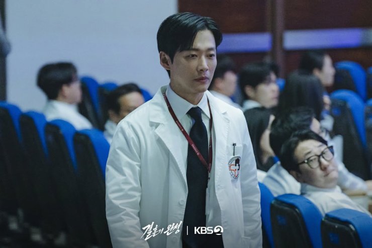 Kh&ocirc;ng cản nổi phim H&agrave;n mới chiếu m&agrave; rating tăng v&ugrave; v&ugrave;: Nam ch&iacute;nh 4 tập chỉ mặc 1 bộ đồ vẫn qu&aacute; b&eacute;n- Ảnh 2.