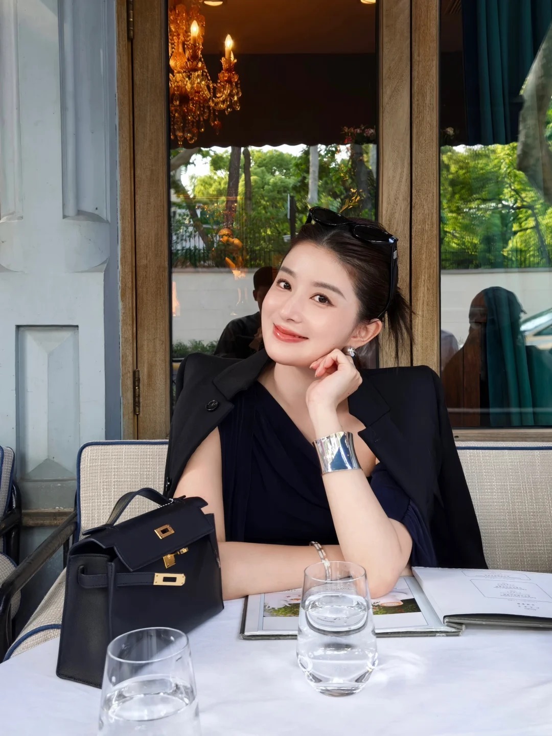 Ph&uacute; b&agrave; chi 20 tỷ cho nội thất biệt thự 500m2, 2 năm sau điều đắt gi&aacute; nhất dần lộ ra - Ảnh 1.