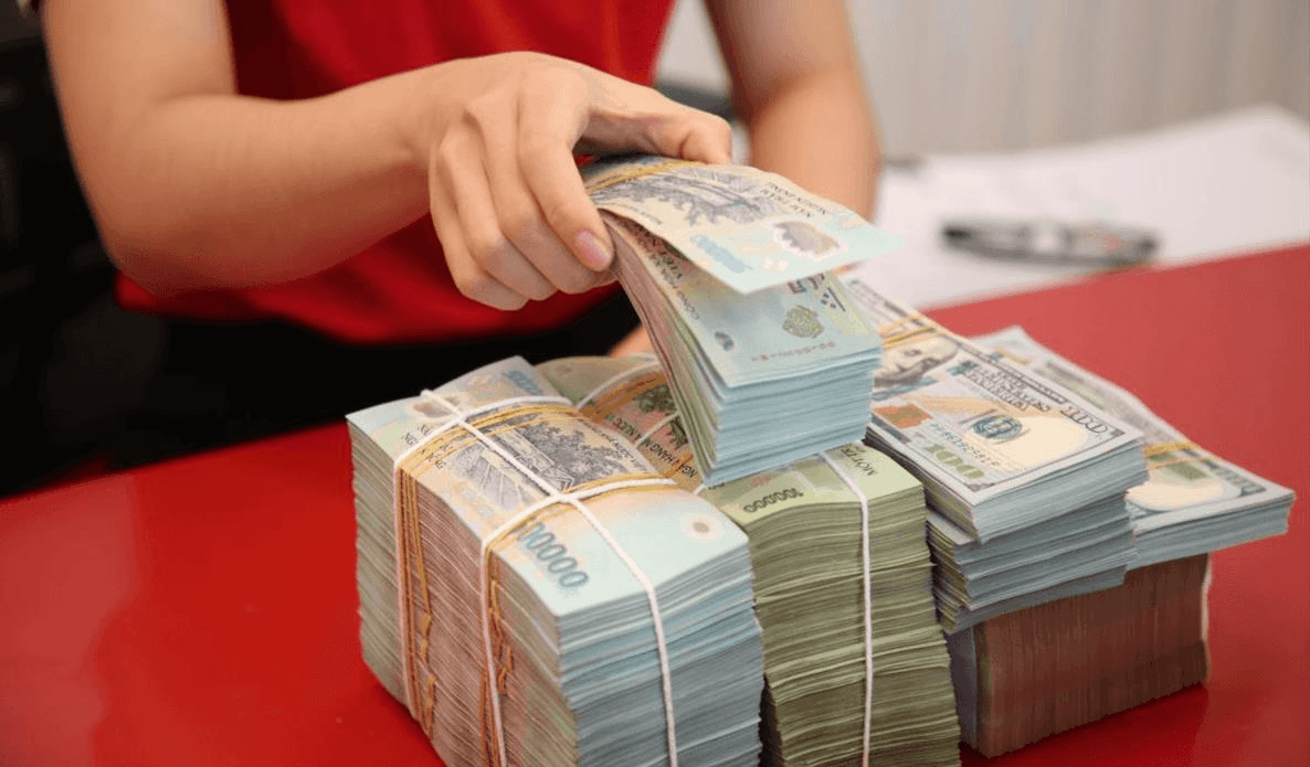 L&atilde;i suất tiết kiệm l&ecirc;n 9%/năm, người gửi tiền nhấp nhổm đ&aacute;o hạn ng&acirc;n h&agrave;ng n&agrave;y để gửi ng&acirc;n h&agrave;ng kh&aacute;c- Ảnh 1.