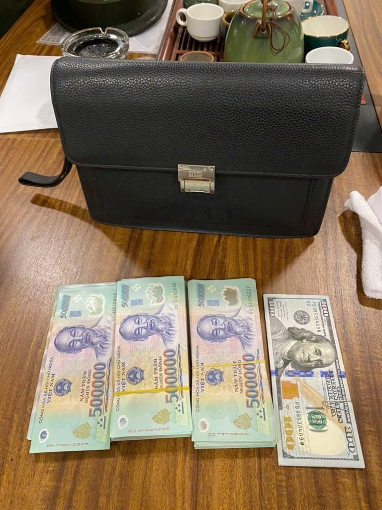 Ph&aacute;t hiện nhiều cọc tiền 500.000 đồng nằm chơ vơ tại nh&agrave; ga, Cảng H&agrave;ng kh&ocirc;ng Quốc tế Nội B&agrave;i lập tức x&aacute;c minh- Ảnh 2.