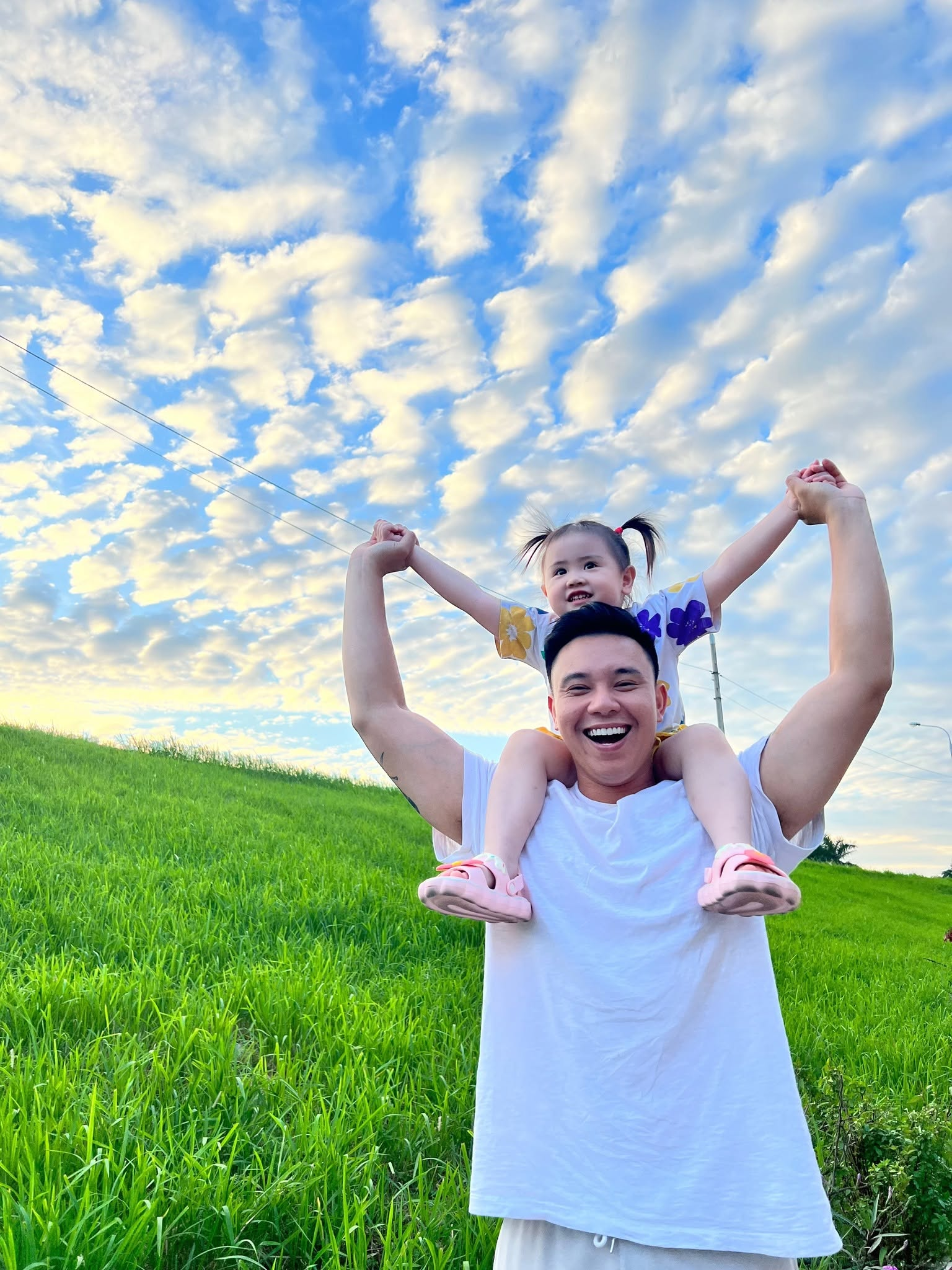 Hội 5 &ocirc;ng bố c&oacute; con g&aacute;i của ATVNCG 2026: Ai cũng c&oacute; một c&aacute;ch cưng chiều "b&igrave;nh rượu mơ" khiến fan tan chảy - Ảnh 19.