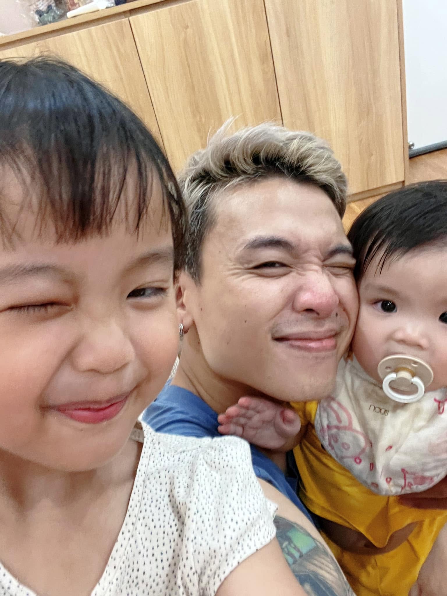 Hội 5 &ocirc;ng bố c&oacute; con g&aacute;i của ATVNCG 2026: Ai cũng c&oacute; một c&aacute;ch cưng chiều "b&igrave;nh rượu mơ" khiến fan tan chảy - Ảnh 3.