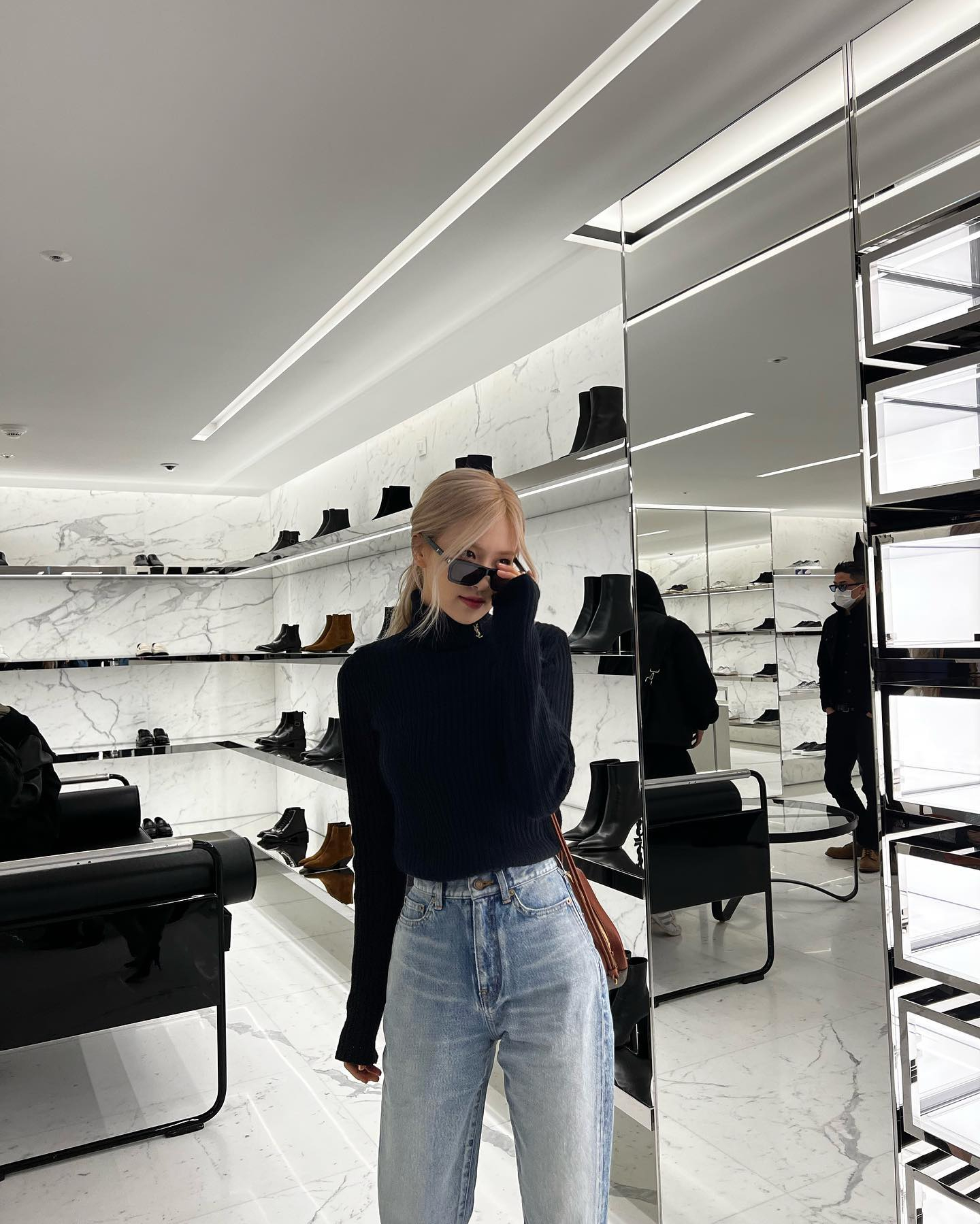 Quần jeans đ&iacute;ch thị l&agrave; "ghệ cưng" của Ros&eacute; - Ảnh 8.