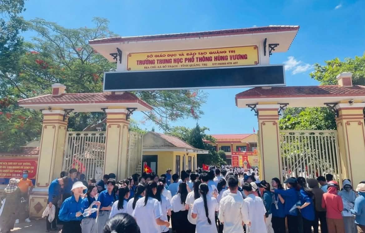 Học sinh thi thử được hơn 10 điểm/3 m&ocirc;n, thi tốt nghiệp 24 điểm: Hiệu trưởng n&oacute;i g&igrave;?- Ảnh 1.