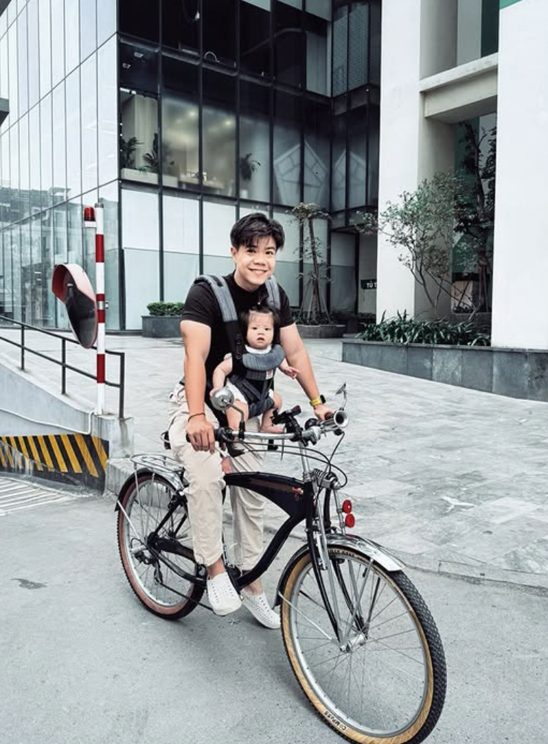 Hội 5 &ocirc;ng bố c&oacute; con g&aacute;i của ATVNCG 2026: Ai cũng c&oacute; một c&aacute;ch cưng chiều "b&igrave;nh rượu mơ" khiến fan tan chảy - Ảnh 16.