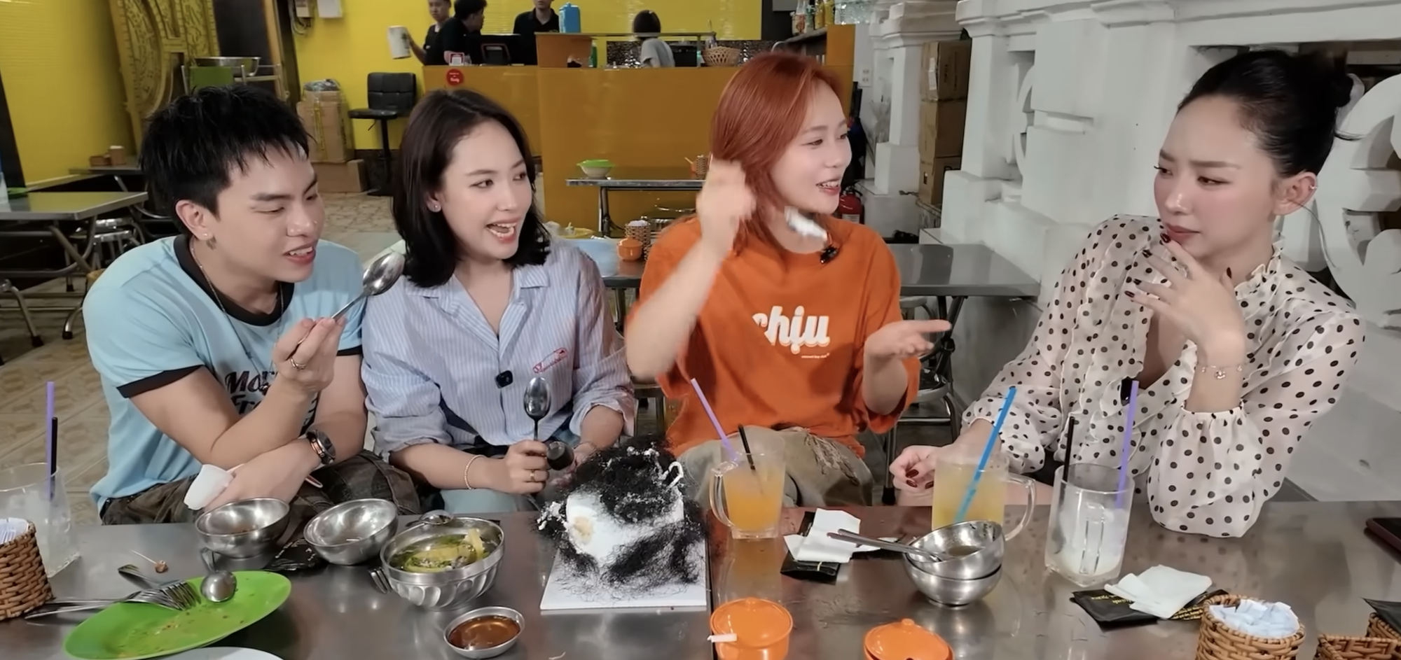 T&oacute;c Ti&ecirc;n "tắc tiếng" v&igrave; b&aacute;nh t&oacute;c ti&ecirc;n, biểu cảm sượng tr&acirc;n v&igrave; vật thể lạ kẹt lại  - Ảnh 2.