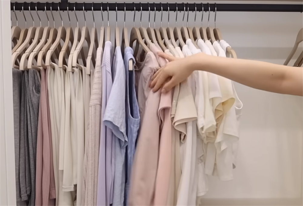 Dọn tủ quần &aacute;o 100 lần vẫn bừa, mua đủ loại hộp đựng vẫn v&ocirc; &iacute;ch, t&ocirc;i mới nhận ra b&iacute; quyết nằm ở điều cuối c&ugrave;ng - Ảnh 2.