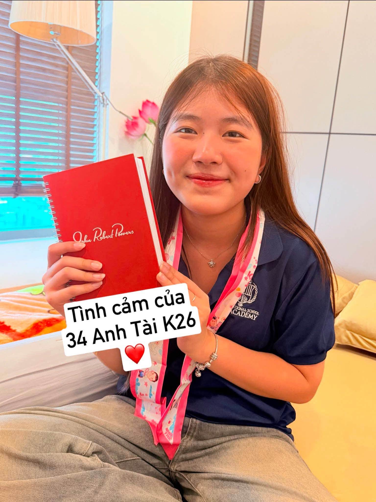 Hội 5 &ocirc;ng bố c&oacute; con g&aacute;i của ATVNCG 2026: Ai cũng c&oacute; một c&aacute;ch cưng chiều "b&igrave;nh rượu mơ" khiến fan tan chảy - Ảnh 10.